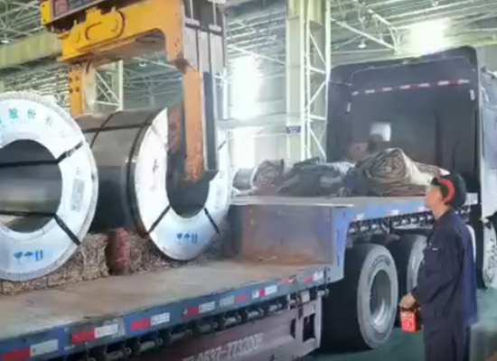 钢都物流承运的长途钢卷正在卸车！